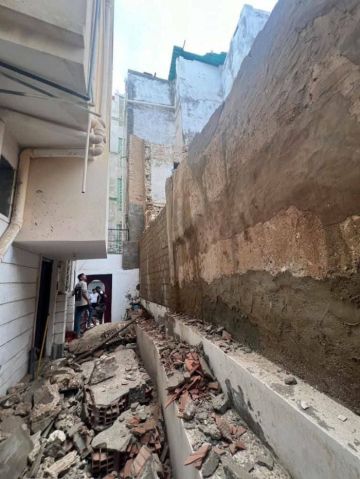 3 أسر تنجو من انهيار منزل في المكلا