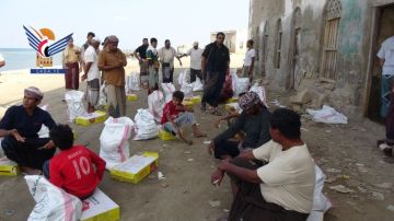 الحديدة .. توزيع ألف سلة غذائية للأسر المحتاجة في كمران الحديدة .. توزيع ألف سلة غذائية للأسر المحتاجة في كمران