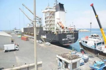 صحفي يفجر مفاجأة: إغلاق ميناء الشحر وتجميد 4500 سيارة بسبب ثغرة خطيرة!