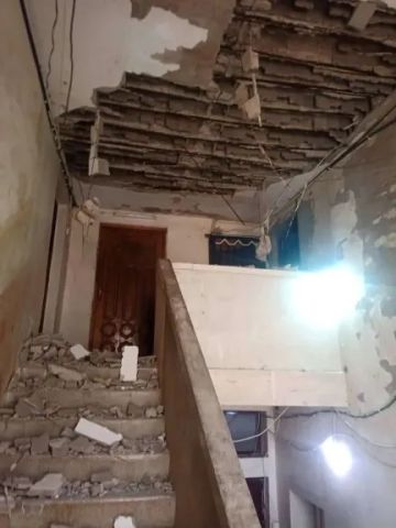 رعب يخيم على المعلا ! انهيار جزئي لعمارة سكنية ومخاوف من كارثة وشيكة رعب يخيم على المعلا ! انهيار جزئي لعمارة سكنية ومخاوف من كارثة وشيكة