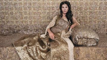 فتاة شقراء بدراجة هوائية فتاة شقراء بدراجة هوائية