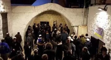 مستوطنون يقتحمون قبر يوسف بنابلس ويعتدون على منازل الفلسطينيين