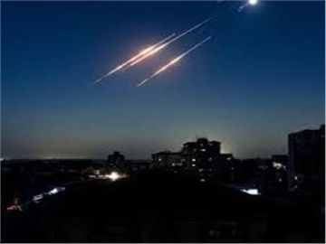 رصد 3 صواريخ باليستية باتجاه الرياض رصد 3 صواريخ باليستية باتجاه الرياض