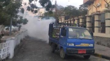 فرق صحة البيئة تنفذ حملة رش موسعة للحد من انتشار البعوض في صيرة