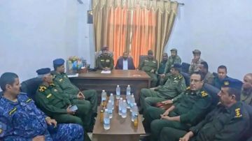 مشهد نادر في الضالع.. لا انفصال ولا شعارات.. علم الجمهورية فقط يطغى على تسليم الأمن