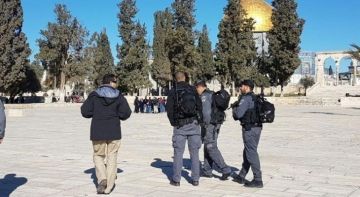 العدو الإسرائيلي يبعد 3 مقدسيين عن المسجد الأقصى