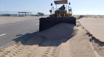 الفرق الفنية تواصل إزالة الرمال على الطريق الرابط بين شقرة والوضيع بأبين