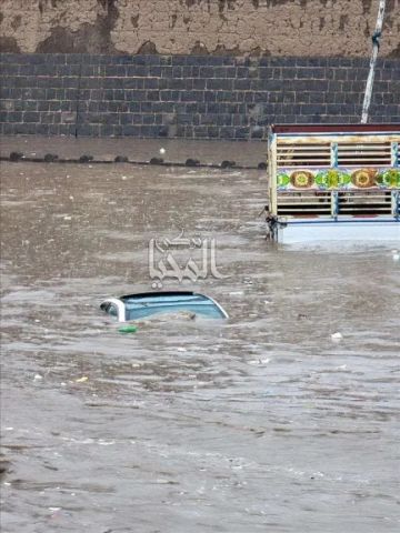 تحذير عاجل لكل سكان صنعاء! مشهد غرق السيارتين يرعب المواطنين (لا تتجاهلوا التحذيرات)
