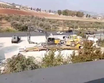 العدو الإسرائيلي يهدم سور منزل وجزءا من معرض سيارات جنوب جنين