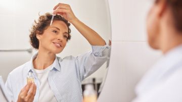 من البقع الداكنة إلى البشرة الموحدة.. هل التقشير الكربوني يستحق التجربة؟ من البقع الداكنة إلى البشرة الموحدة.. هل التقشير الكربوني يستحق التجربة؟