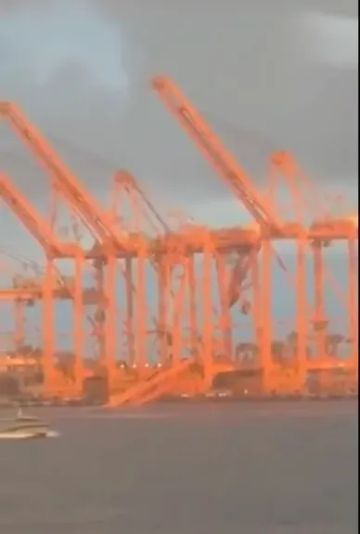 فيديو من ميناء صلالة العماني يكشف حجم الأضرار عقب هجوم جوي مباغت فيديو من ميناء صلالة العماني يكشف حجم الأضرار عقب هجوم جوي مباغت