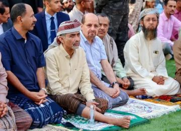 عضو مجلس القيادة الرئاسي الصبيحي يؤدي صلاة العيد برفقة الزنداني مع جموع المواطنين في عدن