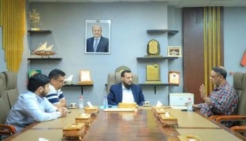 محافظ عدن يوجه بتعزيز وتحديث خدمات بريد عدن