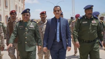 وزير الدفاع طاهر العقيلي يزور كلية الشرطة في المكلا