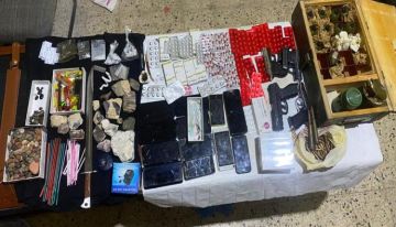 الإطاحة بأحد أخطر مروجي الشبو والحبوب المخدرة والحشيش في حي السلام بالمكلا وبحوزته قنابل وأسلحة