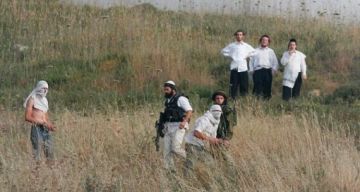 مستوطنون يقيمون منازل متنقلة جنوب جنين ويعتدون على الفلسطينيين في نابلس والخليل