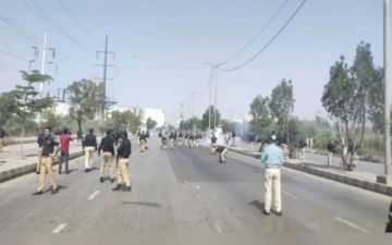 احتجاجات عنيفة في كراتشي بعد تأكيد مقتل خامنئي و اقتحام القنصلية الأميركية