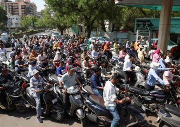 الهند تخفض الرسوم الجمركية على البنزين والديزل وتفرض ضرائب غير متوقعة على صادرات الوقود الهند تخفض الرسوم الجمركية على البنزين والديزل وتفرض ضرائب غير متوقعة على صادرات الوقود