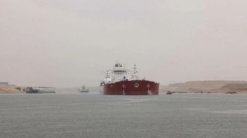 قناة السويس تؤكد: الملاحة تسير بشكل طبيعي قناة السويس تؤكد: الملاحة تسير بشكل طبيعي