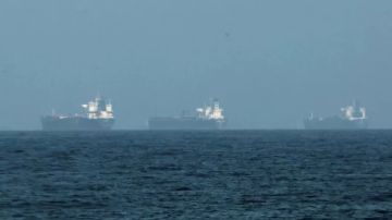 موقع ملاحي:عشرات ناقلات النفط تعلق على جانبي مضيق هرمز موقع ملاحي:عشرات ناقلات النفط تعلق على جانبي مضيق هرمز