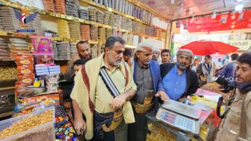 محافظ البيضاء يطلع على الأوضاع التموينية في أسواق المدينة