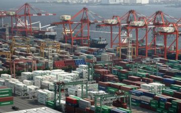 اليابان يسجل فائضا تجاريا خلال فبراير الماضي