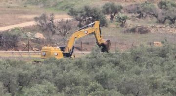 العدو الإسرائيلي يجرف أراض شمال غرب سلفيت العدو الإسرائيلي يجرف أراض شمال غرب سلفيت