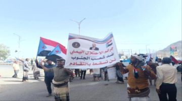 استقبال الوزراء والمسؤولين عقب صلاة العيد في معاشيق بصور الرئيس الزبيدي واعلام الجنوب استقبال الوزراء والمسؤولين عقب صلاة العيد في معاشيق بصور الرئيس الزبيدي واعلام الجنوب