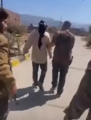 شاهد لحظة القبض على قاتل ابنه العائد من الغربة (فيديو)