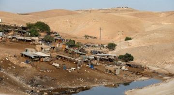 مستوطنون صهاينة يقتحمون تجمع الخان الأحمر شرق القدس ويعتدون على الأهالي مستوطنون صهاينة يقتحمون تجمع الخان الأحمر شرق القدس ويعتدون على الأهالي