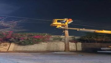 استمرار أعمال صيانة وتشغيل كشافات الإنارة في أحياء خورمكسر