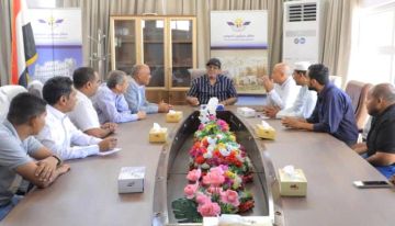 رئيس هيئة الطيران المدني يقف على سير العمل في مطار سيئون الدولي رئيس هيئة الطيران المدني يقف على سير العمل في مطار سيئون الدولي