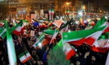 مظاهرات ليلية حاشدة في طهران رفضا للعدوان ودعما للقوات المسلحة الإيرانية وقائد الثورة مظاهرات ليلية حاشدة في طهران رفضا للعدوان ودعما للقوات المسلحة الإيرانية وقائد الثورة