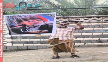 بعلم الجنوب وصور الزبيدي.. مواطنون يستقبلون الوزراء والمسؤولين عقب صلاة العيد في معاشيق