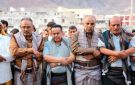 قيادات المجلس الانتقالي الجنوبي يشاركون جموع المواطنين أداء صلاة عيد الفطر في العاصمة عدن