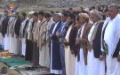 السامعي يؤدي صلاة عيد الفطر مع جموع المصلين من أبناء قرية المساجد في بني مطر بمحافظة صنعاء
