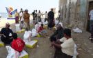 الحديدة .. توزيع ألف سلة غذائية للأسر المحتاجة في كمران - ye