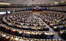البرلمان الأوروبي يقر السماح بترحيل المهاجرين إلى مراكز خارج حدود الدول الأعضاء