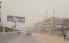موجة غبار كثيفة تجتاح مدينة عتق في أول أيام عيد الفطر