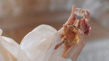 إليك اتجاهات عطور ربيع 2026