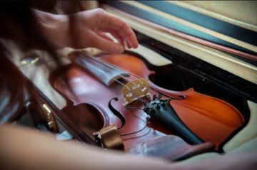 كمان أثري بقيمة تفوق مليون دولار ينجو من سقوط مروع في حفل عالمي