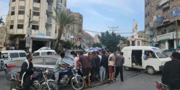اصطدام سيارتين بجولة أفتهان المشهري بتعز... وتضارب الروايات يعقد الحادث اصطدام سيارتين بجولة أفتهان المشهري بتعز... وتضارب الروايات يعقد الحادث