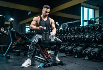 ماذا يحدث لعضلاتك عند تناول الكرياتين ومسحوق البروتين معا؟