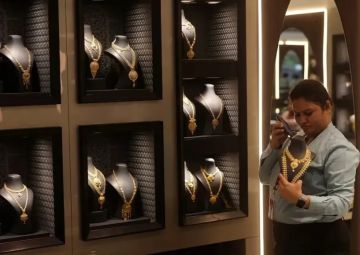 الذهب يربح 17 دولاراً في ختام الجمعة.. لكن ”زلزال الطاقة” يكبده خسارة أسبوعية بـ 2.8%