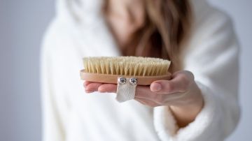 بشرة ناعمة ومتجددة.. كل ما تجب معرفته عن تقشير الجلد الجاف