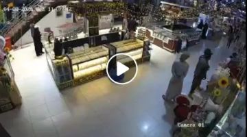 شاهد.. ميليشيا الحوثي تقتحم مركزا تجاريا شهيرا وتعتدي على التجار بوحشية وتختطف عددا منهم (فيديو)