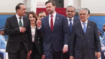 وصول نائب الرئيس الأمريكي إلى قاعدة جوية في باكستان لبدء المفاوضات مع إيران