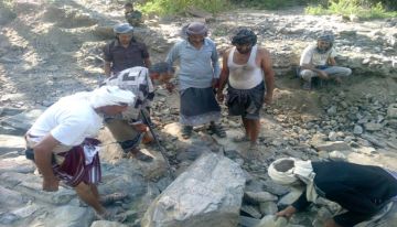 أهالي فلاحة بيافع سرار ينفذون مبادرة أهلية لإعادة تأهيل طريقهم المتضرر من السيول