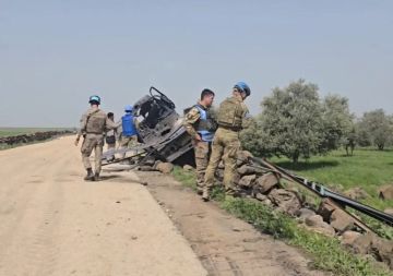 قوات أممية تتفقد موقع استشهاد مدني سوري بقذيفة دبابة صهيونية جنوبي سوريا قوات أممية تتفقد موقع استشهاد مدني سوري بقذيفة دبابة صهيونية جنوبي سوريا