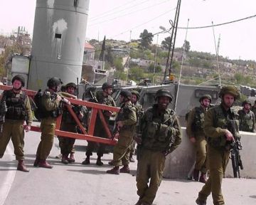 العدو الإسرائيلي ينصب حاجزا عسكريا في سلوان جنوب المسجد الأقصى ويقتحم بيت حنينا ومخيم قلنديا للاجئين في القدس